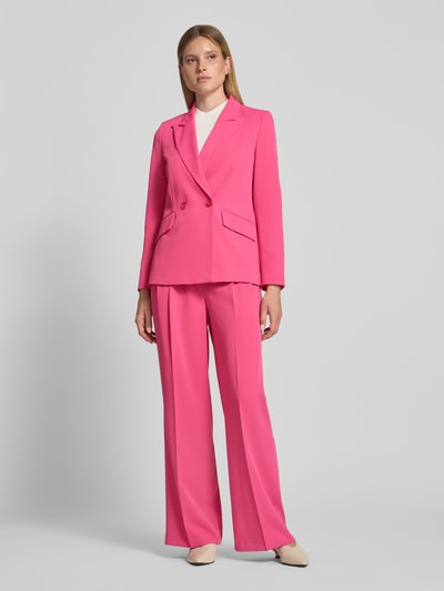 Frauenmodel trägt Regular Fit Blazer mit Pattentaschen von Christian Berg Woman Selection in Pink, Material-Mix mit Stretch-Anteil, Ganzkörperansicht von vorne.