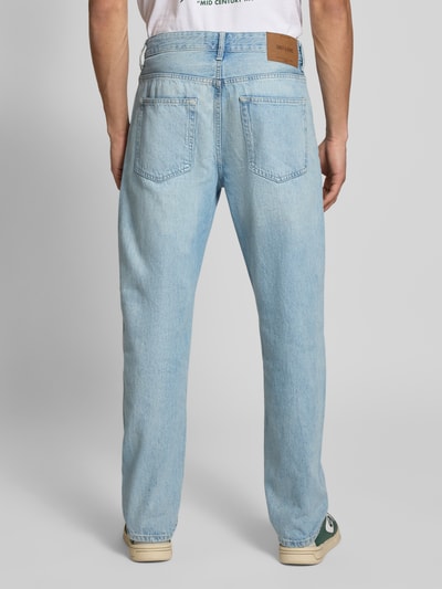 Männermodel trägt Straight Fit Jeans aus reiner Baumwolle von Only & Sons, Optik: Unifarben, Used-Look, 5-Pocket-Design, Denim, Ganzkörperansicht Rückansicht.