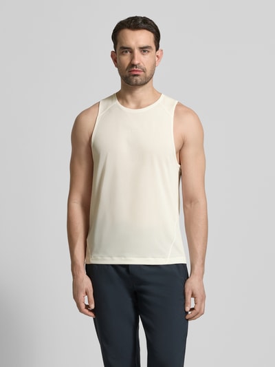 Männermodel trägt Tanktop mit Rundhalsausschnitt und Logo von Salomon in Creme, Regular Fit, glatte Textur, Ganzkörperansicht von vorne. Rückenlänge bei Größe M: 69 cm.