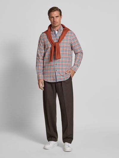 Christian Berg Men Koszula casualowa o kroju slim fit z kołnierzykiem typu button down Bordowy 1