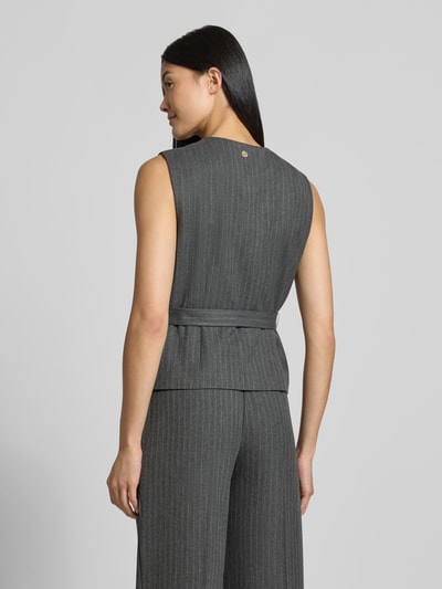 Männermodel trägt graue kamizelka Regular Fit mit dodatek wiskozy Modell 'Viola2' von JOOP!, Ganzkörperansicht Rückansicht.