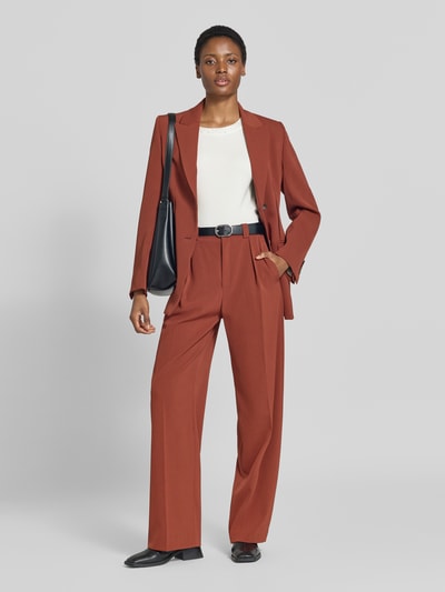 Frauenmodel trägt Regular Fit Shirt aus reiner Baumwolle von Christian Berg Woman mit Ziersteinen, U-Boot-Ausschnitt, 3/4-Arm, weiß, kombiniert mit rostfarbenem Anzug, glatte Textur, Ganzkörperansicht von vorne.
