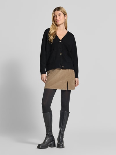 Vrouwenmodel draagt zwarte oversized gebreid jack met wol model 'BOOM' van VERO MODA, Dames, voorkant volledige lichaamsweergave.