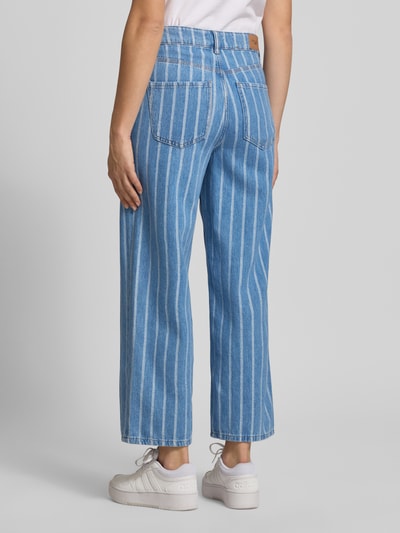 Frauenmodel trägt Wide Leg Jeans Modell 'TOMMA' - Special Drop von Marc O'Polo Denim, gestreift, Denim-Optik, 5-Pocket-Design, reine Baumwolle, Ganzkörperansicht Rückansicht.