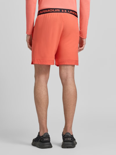Mężczyzna prezentuje Straight Fit Shorts mit Logo-Print Modell 'Vanish' von Under Armour, elastyczny pas, kieszenie boczne, szerokość w rozmiarze M: 38 cm, długość wewnętrzna nogawki M: 15 cm, widok całej sylwetki z tyłu.