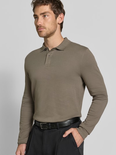 Männermodel trägt Regular Fit Poloshirt aus reiner Baumwolle von Christian Berg Men in Taupe, Langarm, Polokragen, Nahaufnahme Oberkörper.