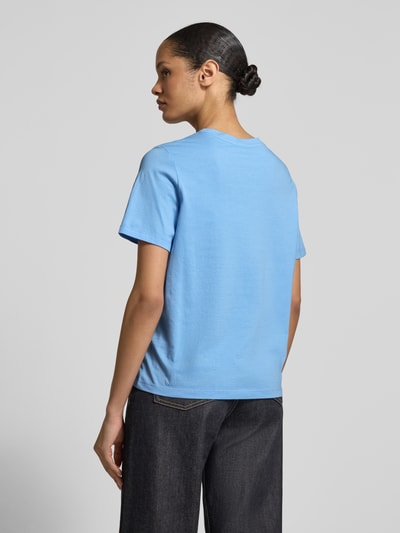 Frauenmodel trägt Regular Fit T-Shirt aus reiner Baumwolle von s.Oliver RED LABEL, unifarbenes Design, Rückansicht, Ganzkörperansicht.