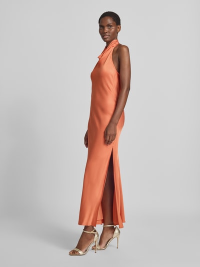 Frauenmodel trägt figurbetontes Cocktailkleid aus reiner Viskose von Jake*s Cocktail in Orange, seidig glänzende Oberfläche, Ganzkörperansicht von vorne.