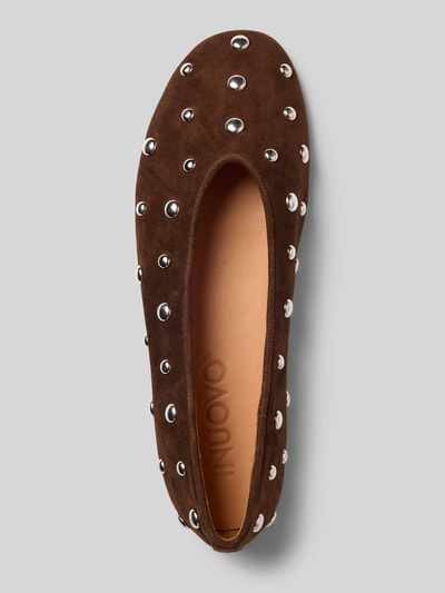 Produktfoto, Ballerinas aus Leder mit Nieten von INUOVO in Braun mit abgerundeter Spitze, Schlupfform, Absatzhöhe 1 cm, Schafthöhe 7 cm, Schaftweite 19 cm.