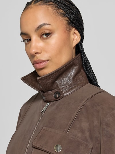 Frauenmodel trägt Oversized Blouson aus Viskose-Mix von BAUM & PFERDGARTEN in Wildleder-Optik, Nahaufnahme Oberkörper.