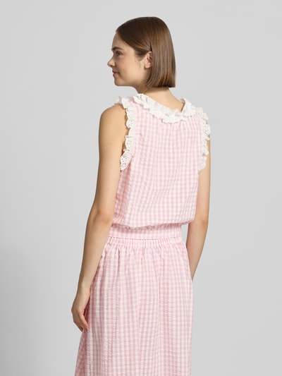 Frauenmodel trägt Cropped Blusentop mit Rüschen Modell 'Sona' von OH APRIL aus Reine Baumwolle in Rosa-Weiß, Rückenlänge 45 cm, Ganzkörperansicht Rückansicht.