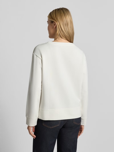 Vrouwenmodel draagt sweatshirt met motiefprint en pailletten van Milano Italy, katoenmix, relaxed fit, ronde hals, Materiaalmix, Ganzkörperansicht Rückansicht.