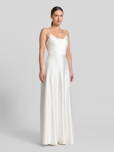 Frauenmodel trägt Abendkleid mit Spaghettiträgern von Laona in Weiß, A-Linie, Maxikleid, Reißverschluss auf der Rückseite, Ganzkörperansicht von vorne. Rückenlänge bei Größe 36: 111 cm, Brustweite bei Größe 36: 41 cm, Oberteil zum Binden.