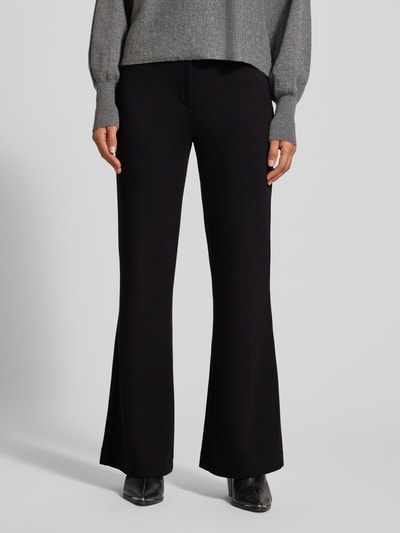 Frauenmodel trägt Flared Cut Hose mit elastischem Bund von Christian Berg Woman in Schwarz, Viskose-Mix, glatte Textur, Ganzkörperansicht von vorne.