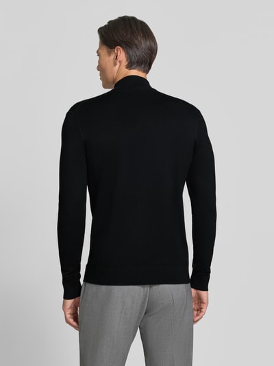 Mannelijk model draagt Rollkragenpullover mit Viskose-Anteil van MARKUP, zwarte kleur, recht model, ribboorden, ruglengte maat M 67 cm, mouwlengte maat M 49 cm, geribde textuur, Ganzkörperansicht Rückansicht.