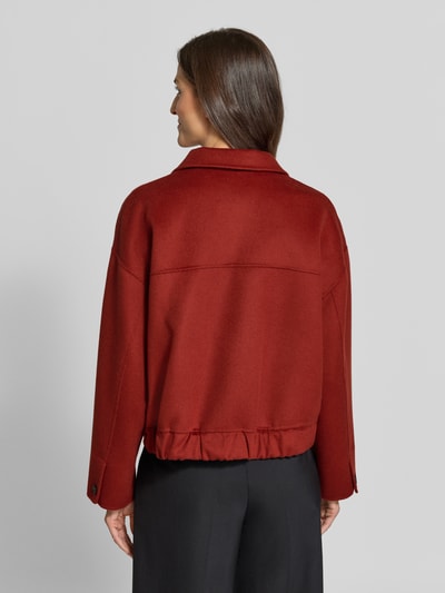 Vrouwenmodel draagt Jacke aus Schurwolle mit Pattentaschen van windsor. in roestbruin, zuivere scheerwol, regular fit, platte kraag, klepzakken, knoopsluiting, ruglengte maat 36: 57 cm, schouderbreedte: 60 cm, borstwijdte: 58 cm, mouwlengte: 53 cm, geheel van achteren te zien