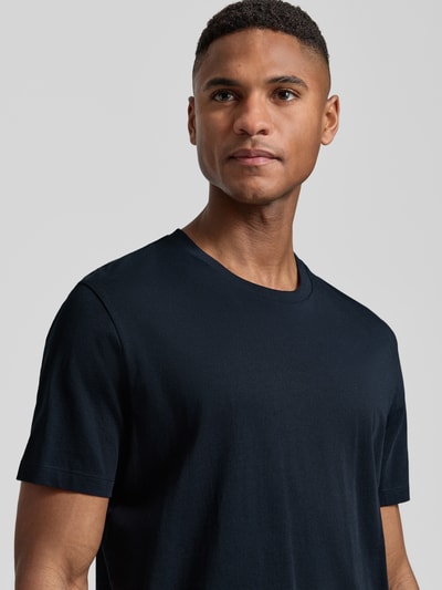 Männermodel trägt T-Shirt mit Rundhalsausschnitt Modell 'DEN' von CINQUE, reine Baumwolle, Regular Fit, Nahaufnahme Oberkörper.
