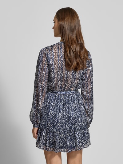 Frauenmodel trägt Tailliertes Freizeitkleid mit Effektgarn-Details Modell 'AVERY' von ONLY mit Optik: Unifarben, Passform: tailliert, Mini-Länge, V-Ausschnitt, Taillengürtel, Ballonärmel, schmale Manschette, Volant-Saum, Materialverarbeitung: Chiffon, Ganzkörperansicht Rückansicht.