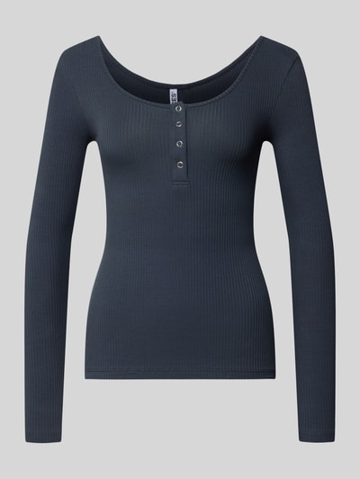 Produktfoto, Slim Fit Langarmshirt aus Baumwoll-Mix Modell 'KITTE' von Pieces, ciemny, prążkowany materiał, dekolt Henley, jednolity kolor, paski, widoczne przeszycia