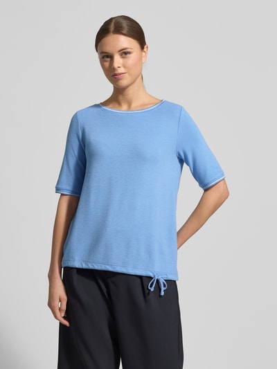 Frauenmodel trägt T-Shirt mit Strukturmuster und Tunnelzug von Betty Barclay in Blau, Viskose-Mix mit Stretch-Anteil, Relaxed-Fit, Rundhalsausschnitt, Rückenlänge bei Größe 36: 59 cm, Ganzkörperansicht von vorne.