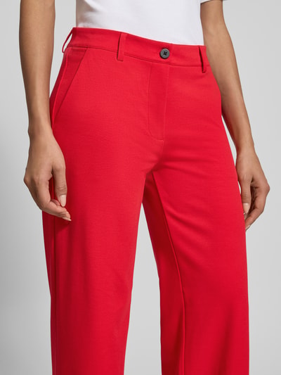 Frauenmodel trägt Wide Fit Stoffhose mit Viskose-Anteil Modell 'Nanni' von FREE/QUENT in Rot, Elastischer-Material-Mix, Nahaufnahme Oberkörper. Bundweite 40 cm, Innenbeinlänge 79 cm, Gesäßtaschen, Knopf-Reißverschluss.
