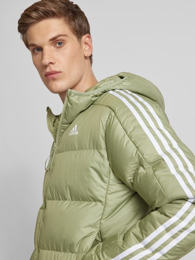 ADIDAS SPORTSWEAR Pikowana kurtka z kapturem z nadrukiem z logo Oliwkowy 3