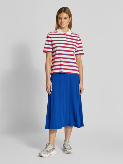 Kobiece model nosi spódnica midi Loose Fit Midi-Rock aus Lyocell-Baumwoll-Mix Modell 'ILENIAA LARAA' von Armedangels, efekt: jednolity kolor, krój loose fit, długość midi, z napisem z logo, elastyczny pas z wyhaftowanym logo, ściągacz: elastyczny, wykończenie materiału: drobne prążkowanie, materiał: mieszanka lyocellu i bawełny, ganzkörperansicht von vorne