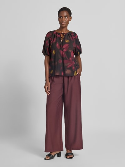 Vrouwenmodel draagt Regular Fit blouse uit viscosemix met druppelvormige hals, sierstrik, bloemen all-over print van zero, met korte mouwen, ruglengte 57 cm, mouwlengte 23 cm, vooraanzicht in volle lengte