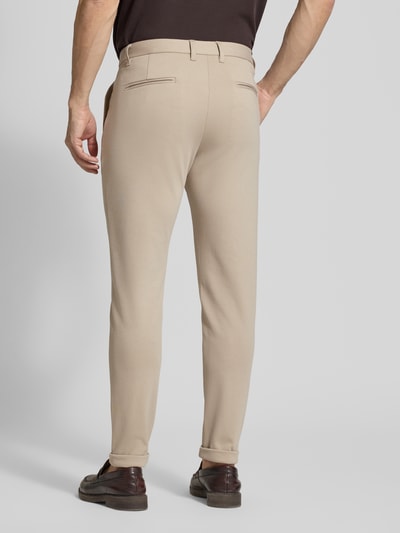 Männermodel trägt Cropped Hose mit Eingrifftaschen von Lindbergh, Material-Mix mit Viskose-Anteil, fein strukturiert, Ganzkörperansicht Rückansicht.