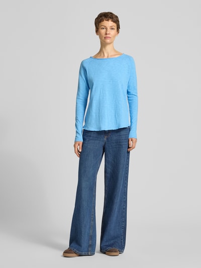 Vrouwenmodel draagt Longsleeve met ronde hals van Rich & Royal, effen lichtblauw, katoen, regular fit, rolzoom, lengte 60 cm, volledige vooraanzicht