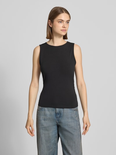 Frauenmodel trägt schwarzes Top mit Rundhalsausschnitt Modell 'MOLLY' von Noisy May, Baumwoll-Elasthan-Mix, Slim-Fit, Label-Detail, Ganzkörperansicht von vorne, Rückenlänge bei Größe S: 52 cm.
