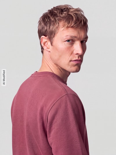 Männermodel trägt Regular Fit Sweatshirt aus reiner Baumwolle Modell 'Westart' von BOSS Orange in Altrosa, Nahaufnahme Oberkörper, KI-modifiziertes Bild.