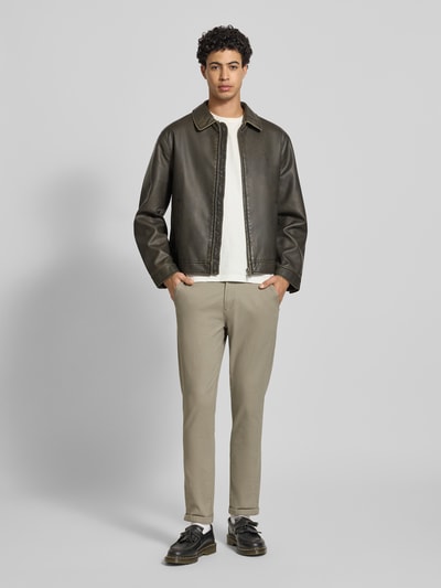 Männermodel trägt Straight Fit Stoffhose aus Baumwoll-Mix Modell 'MARCO FURY' von JACK & JONES in Beige, Eingrifftaschen, Ganzkörperansicht von vorne. Kontext: Herren Stoffhose, Baumwoll-Elasthan-Mix, Straight Fit, Knopf- und Reißverschluss, Eingriff- und Gesäßtaschen, Bundweite 44 cm, Innenbeinlänge 77 cm.