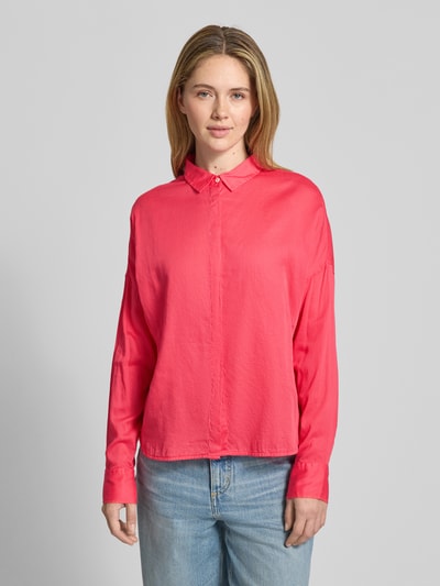 Frauenmodel trägt Regular Fit Bluse mit verdeckter Knopfleiste Modell 'SANDY' von 0039 Italy aus reiner Baumwolle, Ganzkörperansicht von vorne.
