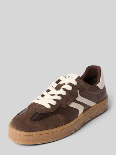 Produktfoto, Low Top Sneaker aus echtem Rindsleder von Tamaris w jednolitym brązie, skóra gładka i zamszowa, zaokrąglony nosek, płaski obcas, sznurowanie, tekstura podeszwy