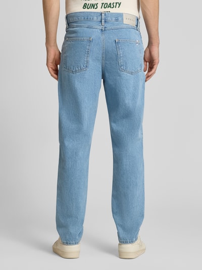 Männermodel trägt Straight Fit Jeans im 5-Pocket-Design Modell 'COSMOS' von Edwin aus Reine Baumwolle, hellblau, Rückansicht Ganzkörperansicht.