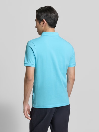 Mannenmodel draagt Regular Fit poloshirt met logo-stitching van HECHTER PARIS, puur katoen, structuurpatroon, polokraag, korte mouw. Ganzkörperansicht Rückansicht.