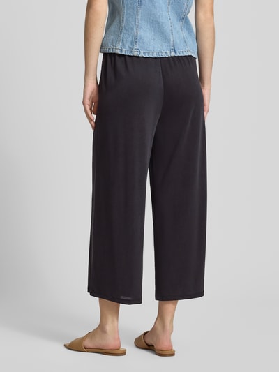Frauenmodel trägt Regular Fit Culotte aus Viskose-Mix Modell 'HANNAH' von Only, Optik: Unifarben, Materialverarbeitung: Sweat, Ganzkörperansicht Rückansicht.
