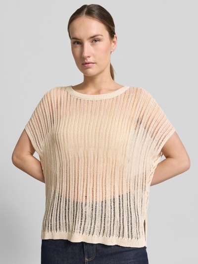 Frauenmodel trägt Regular Fit T-Shirt aus Viskose-Mix in semitransparentem Design von Comma, Strick-Optik, kurzärmelig, Rundhalsausschnitt, Rückenlänge bei Größe S 55 cm, Leinen-Anteil, Farbton Beige, Struktur durch vertikale Strickmuster, Ganzkörperansicht von vorne.