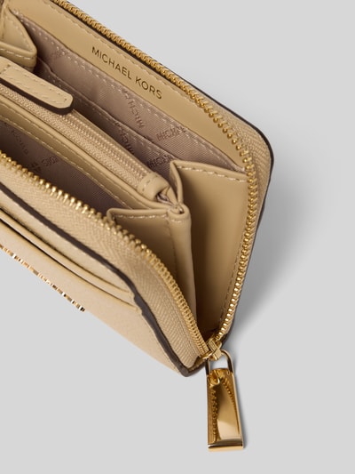 Productfoto, beige portemonnee uit echt leer Model 'Jet Set' van MICHAEL Michael Kors met hoofdvak, ritssluiting, logodetail, steekvak