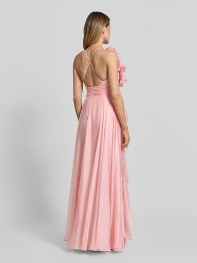 Modelka kobieca nosi 'Abendkleid mit Volants und Herz-Ausschnitt' od V.M., satyna, A-linia, róż, długie, ramiączka krzyżowane z tyłu, falbany, zamek z tyłu, długość pleców w rozmiarze 36: 122 cm, szerokość w rozmiarze 36: 32 cm, widok całej sylwetki z tyłu.