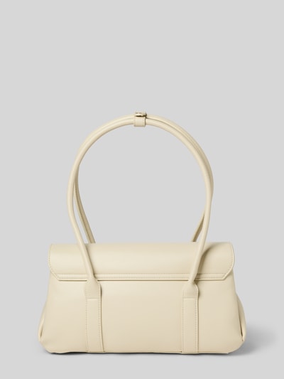 Produktfoto, cremefarbene Handtasche mit Label-Applikation von VALENTINO BAGS, Tragehenkel, Schulterriemen, Überschlag, Magnetverschluss, Hauptfach, Maße 34x17x14 cm, Schulterriemen 125 cm, glatte Oberfläche.