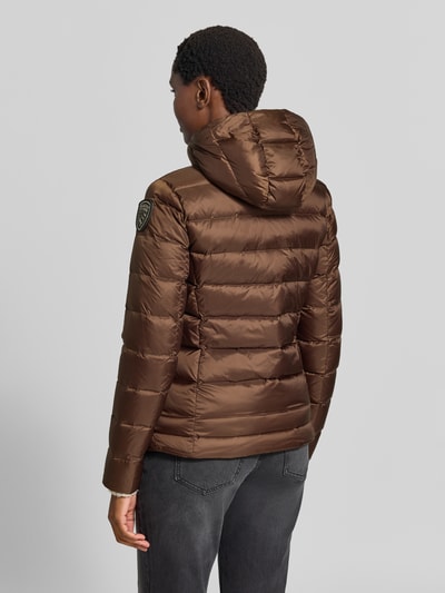 Männermodel trägt kurtka puchowa z efektem pikowania z kapturem, detal z logo, krój taliowany, model 'Charme' od Blauer USA, brązowy kolor, zamek błyskawiczny dwustronny, Długość tyłu w rozmiarze S: 62 cm, szerokość ramion w rozmiarze S: 44 cm, szerokość w rozmiarze S: 43 cm, Długość rękawów w rozmiarze S: 62 cm, Ganzkörperansicht Rückansicht