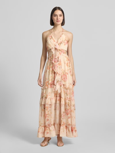 Frauenmodel trägt Regular Fit Midikleid mit Rüschenbesatz von ADLYSH, floraler Allover-Print, Halterneck, Falten-Optik, Ganzkörperansicht von vorne. Rückenlänge bei Größe S: 126 cm, Brustweite bei Größe S: 30 cm, Rückenausschnitt.