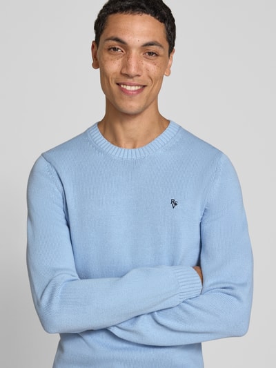 Männermodel trägt Strickpullover mit gerippten Abschlüssen von REVIEW in Hellblau, reine Baumwolle, Label-Stitching, Nahaufnahme Oberkörper.