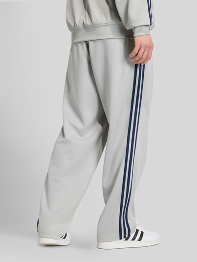 adidas Originals Loose Fit Sweathose aus Baumwoll-Mix  Hellgrau 4