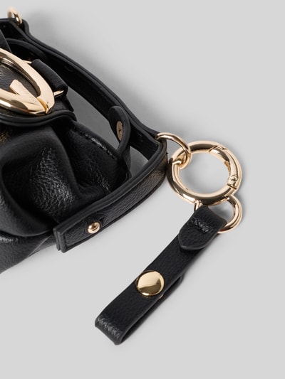 Produktfoto, Schlüsselanhänger mit Label-Applikation von GUESS in Schwarz mit goldfarbenen Details, strukturierte Lederoptik, Damen Schlüsselanhänger Modell 'CAMDEN'.