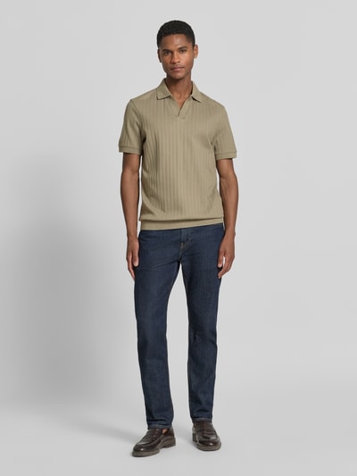 Männermodel trägt Regular Fit Poloshirt mit V-Ausschnitt Modell 'Baronito' von JOOP! Collection, Reine Baumwolle, Strukturmuster, Ganzkörperansicht von vorne.