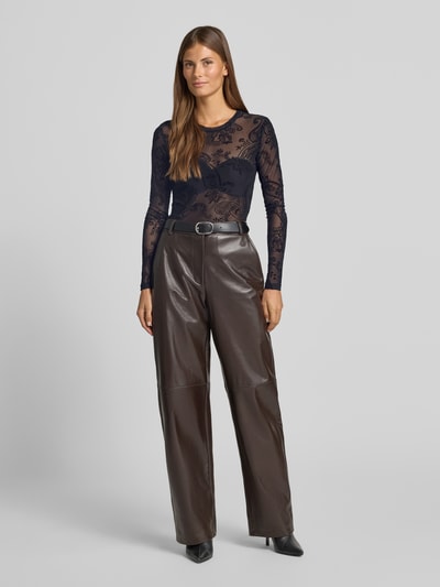 Frauenmodel trägt Slim Fit Langarmshirt mit Rundhalsausschnitt Modell 'LOVA' von VERO MODA, transparenter Look, schwarze Spitzenstruktur, Ganzkörperansicht von vorne.