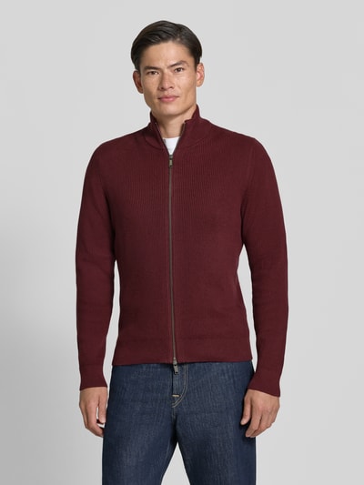 Männermodel trägt Strickjacke mit Stehkragen Modell 'LEVI' von MCNEAL in Dunkelrot, Baumwoll-Mix, gerader Schnitt, Ganzkörperansicht von vorne.